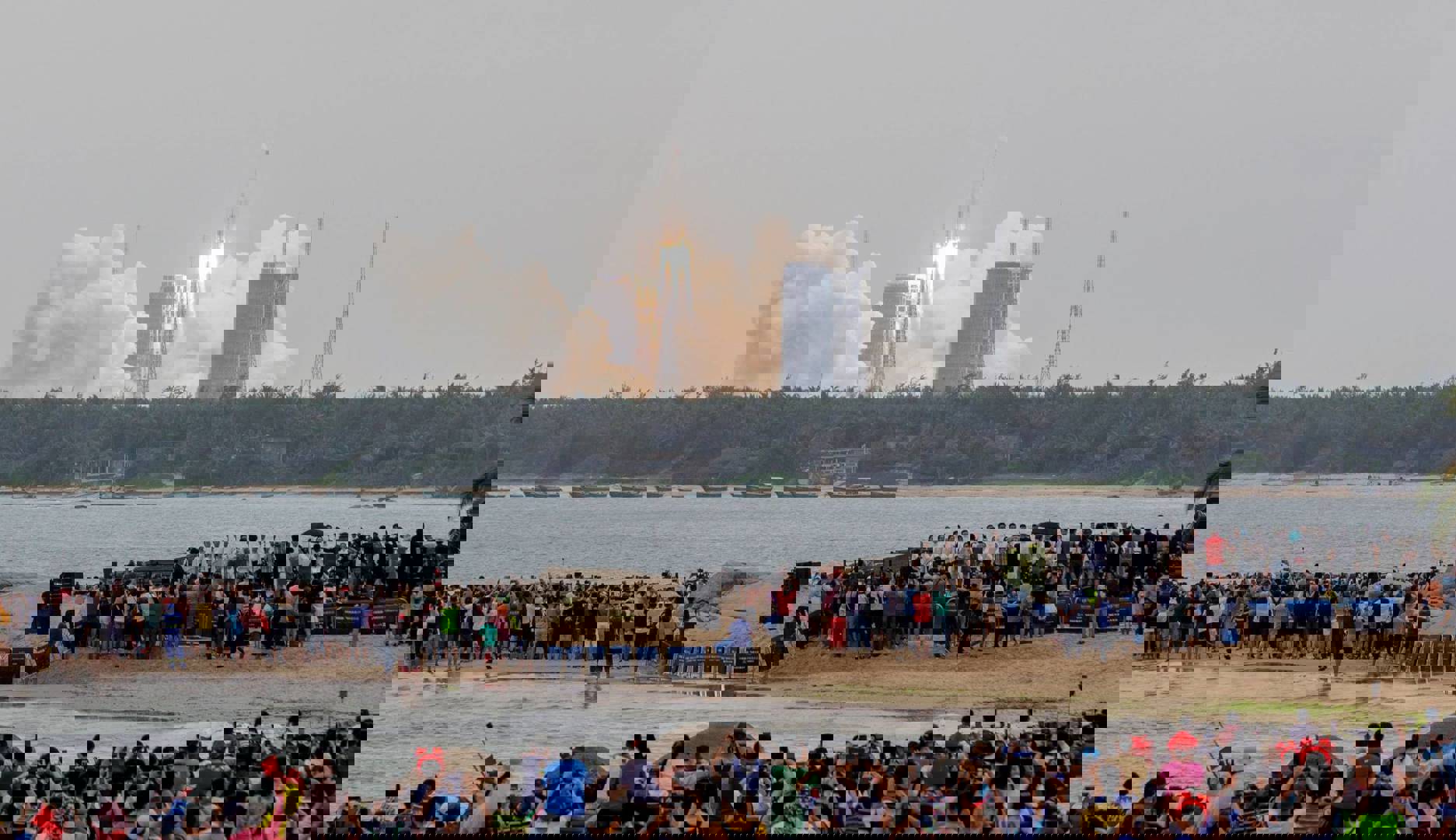 Stort rakettrinn på vei mot Jorden*